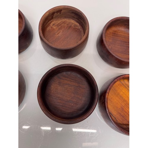 87 - Mid century kitchenalia, Six wooden salad bowls 14 cm in diameter, 6 cm tall.

This lot is available... 