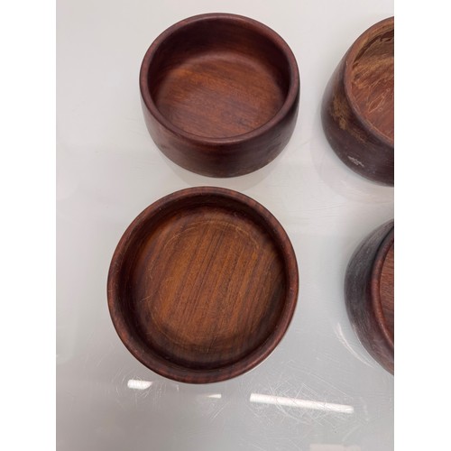 87 - Mid century kitchenalia, Six wooden salad bowls 14 cm in diameter, 6 cm tall.

This lot is available... 