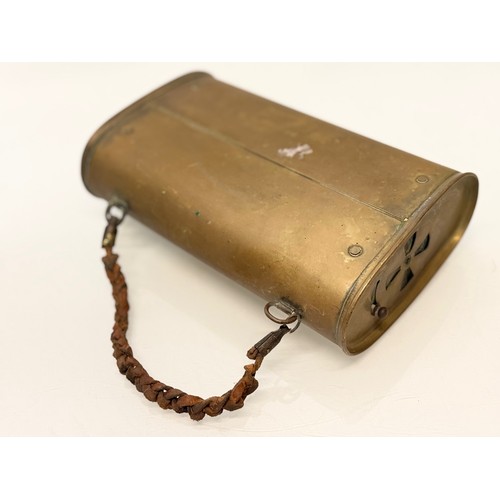 60 - A brass warmer, for Edwardian era carriage, train or motor travel, 20.5 cm long.

This lot is availa... 