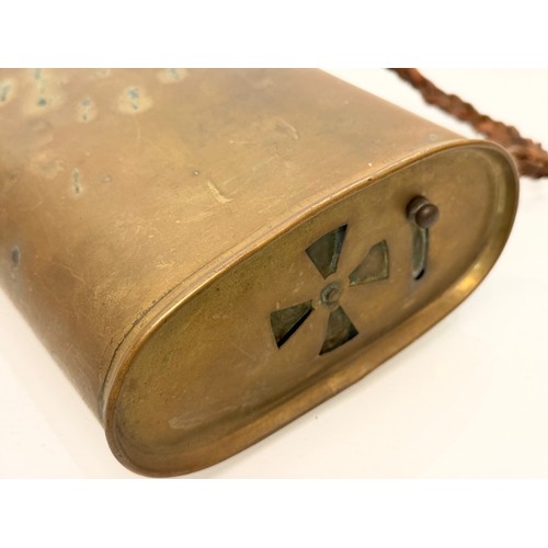 60 - A brass warmer, for Edwardian era carriage, train or motor travel, 20.5 cm long.

This lot is availa... 