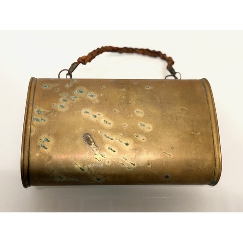 60 - A brass warmer, for Edwardian era carriage, train or motor travel, 20.5 cm long.

This lot is availa... 