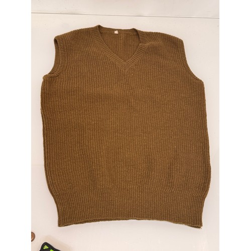 186 - Militaria, military clothing a US Army issue woolen tank top.

This lot is available for in-house sh... 