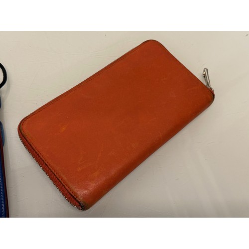 199 - Ladies fashion accessories, a Tula brand purse and a Longchamp purse which is large enough to carry ... 