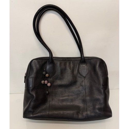 200 - Fashion accessories, a ladies leather work bag by Radley, 40 cm x 13 cm x 30 cm tall.

This lot is a... 