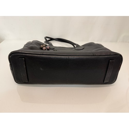 200 - Fashion accessories, a ladies leather work bag by Radley, 40 cm x 13 cm x 30 cm tall.

This lot is a... 
