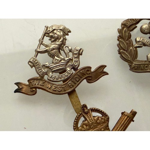 Militaria, a collection of British army regimental cap badges. This lot ...