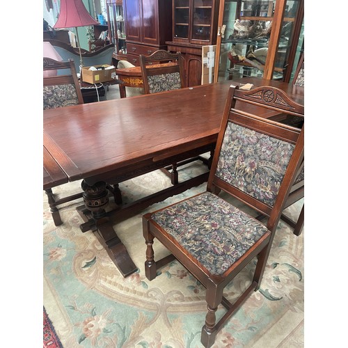 132 - Oak DiningPull Out Table on Pillar Supports and a Set of 4+2 Dining Chairs.
Closed:
Fully Extended:2... 