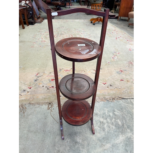 31 - Mah Cake Stand