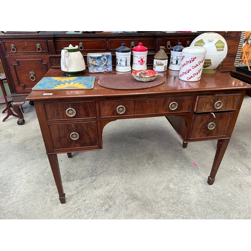 46 - Ladies Mah Writing Desk /table Kneehole 75 h x 125w