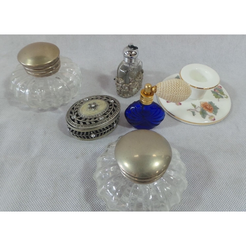 168 - A SELECTION OF COLLECTABLES INCLUDING WEDGWOOD, PERFUME BOTTLES AND OTHER ITEMS