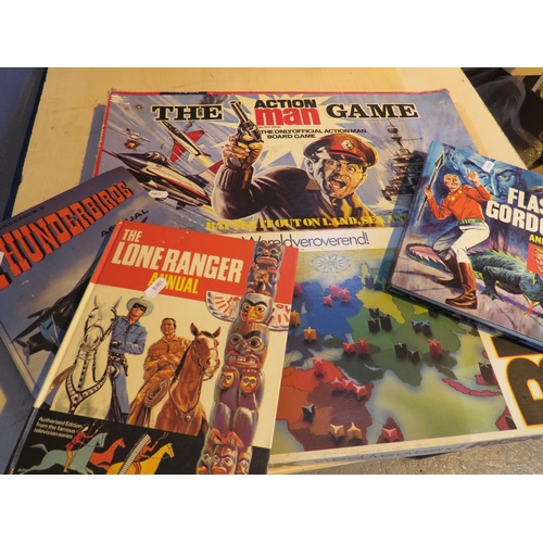 519 - A SELECTION OF VINTAGE GAMES AND ANNUALS