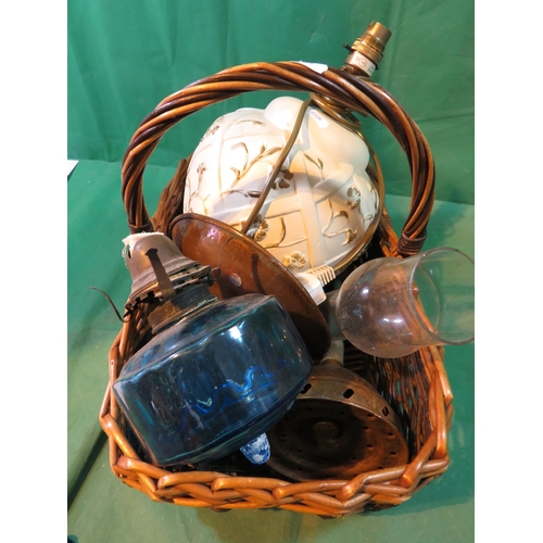 156 - A SELECTION OF MIXED ITEMS INCLUDING LAMPS