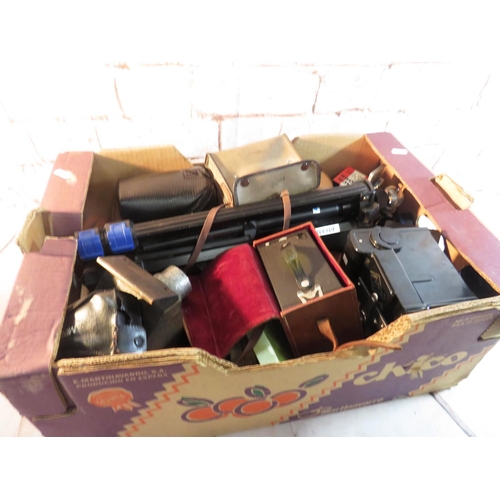 12 - A SELECTION OF CAMERAS AND PHOTOGRAPHIC EQUIPMENT