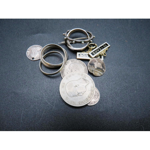 173 - MIXED SILVER ITEMS - INCLUDING COINS AND RINGS