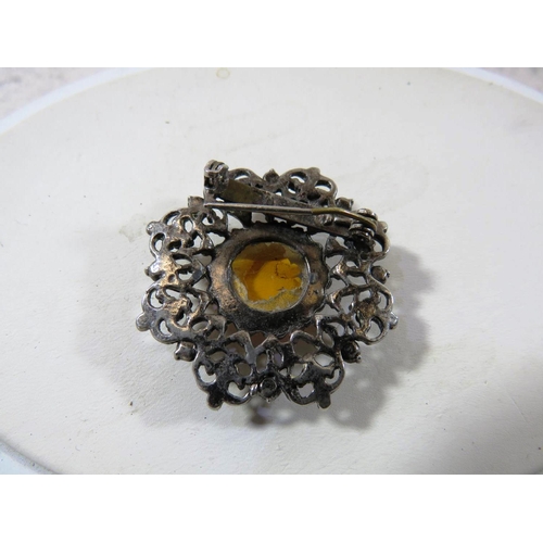 246A - VINTAGE BROOCH - SET WITH AMBER GLASS