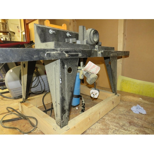 21 - PORTABLE ROUTER TABLE INCLUDES ROUTER