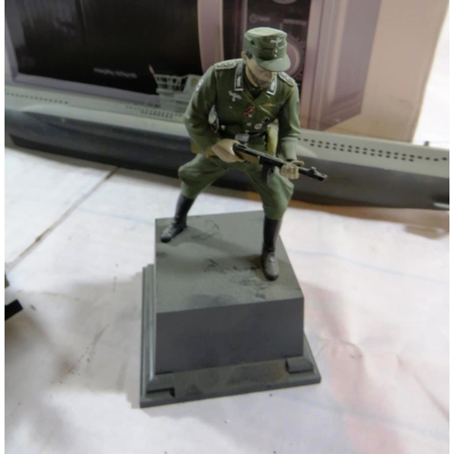 513 - MILITARY MODELS AND DISPLAY CASES