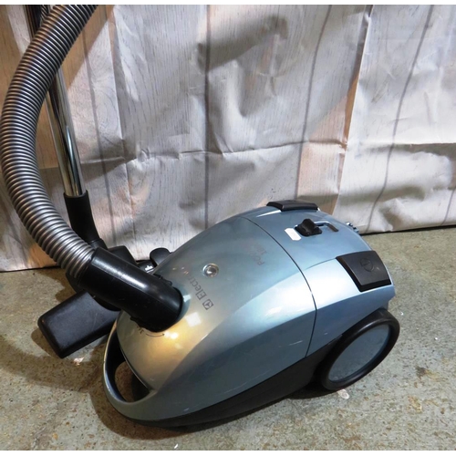 532 - VACUUM CLEANER