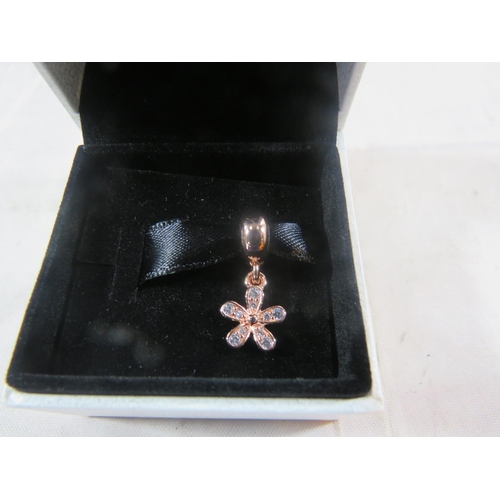 385 - PANDORA ROSE DAZZLING DAISY CHARM