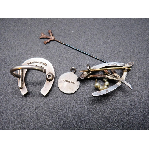 398 - AN ANTIQUE STERLING SILVER HORSESHOE CLIP/BROOCH, STERLING SILVER STIRRUP BROOCH AND SILVER AND ENAM... 