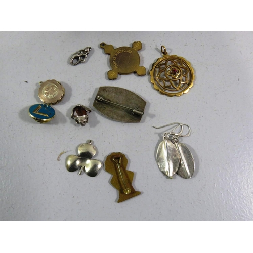 333 - VINTAGE BOX OF JEWELLERY AND BADGES INCLUDES SILVER ITEMS AND A GOLLY BADGE