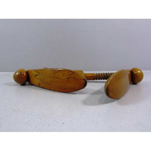 420 - A PAIR OF ANTIQUE TREEN LADIES SMALL SHOE STRETCHERS