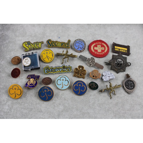 91 - 25 Vintage GIRL GUIDES & BOYS BRIGADE Pin / Lapel Badges Inc .925 Silver, Cloth