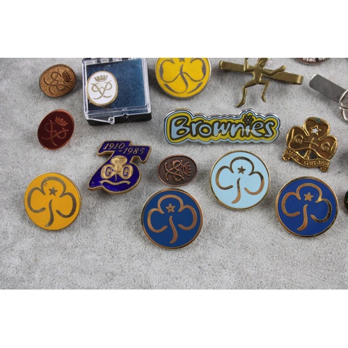 91 - 25 Vintage GIRL GUIDES & BOYS BRIGADE Pin / Lapel Badges Inc .925 Silver, Cloth