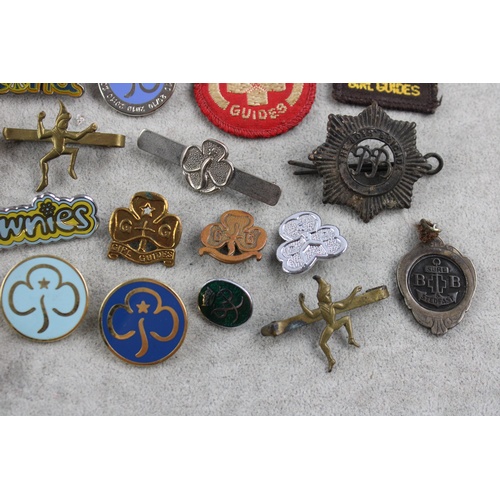 91 - 25 Vintage GIRL GUIDES & BOYS BRIGADE Pin / Lapel Badges Inc .925 Silver, Cloth