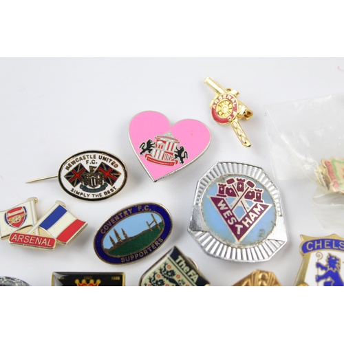 124 - 25 x SPORTS Themed Lapel & Pin BADGES Inc Enamel, Football, Leeds, Chelsea Etc