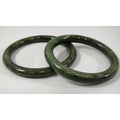 160 - A PAIR OF VINTAGE NEPHRITE JADE BANGLES