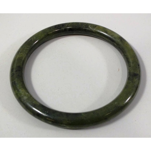 160 - A PAIR OF VINTAGE NEPHRITE JADE BANGLES