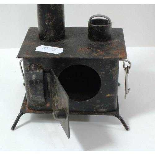 234 - SMALL SCALE CAST IRON MODEL OF A STOVE WITH CHIMNEY