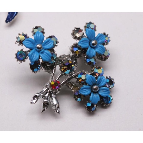 257 - SIX LOVELY BLUE AND WHITE STONE BROOCHES INCLUDES SWEETHEART BROOCH