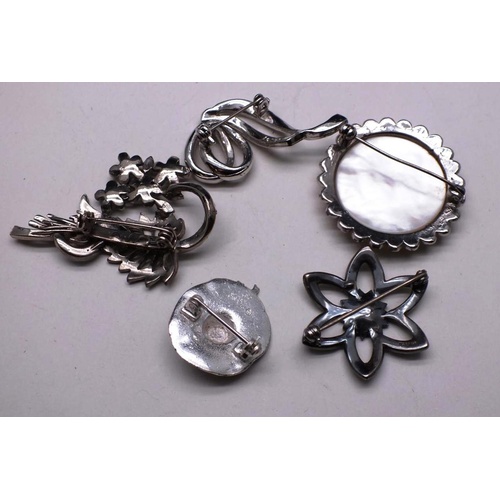 259 - SILVER AND MARCASITE FLOWER BROOCH AND FOUR VINTAGE BROOCHES INCLUDES SPHINX