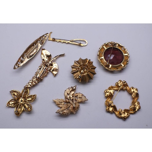 262 - EIGHT VINTAGE GOLDTONE AND COLOURED STONES BROOCHES