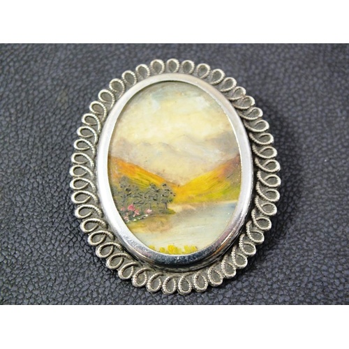 263 - VINTAGE HANDPAINTED OVAL BROOCH