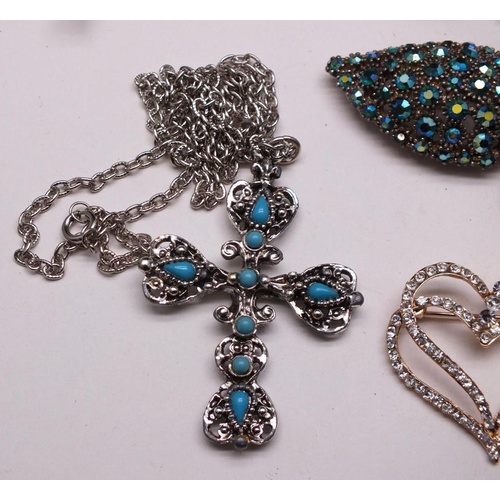 269 - FIVE VINTAGE BROOCHES AND TURQUOISE STONE SET CRUCIFIX PENDANT NECKLACE