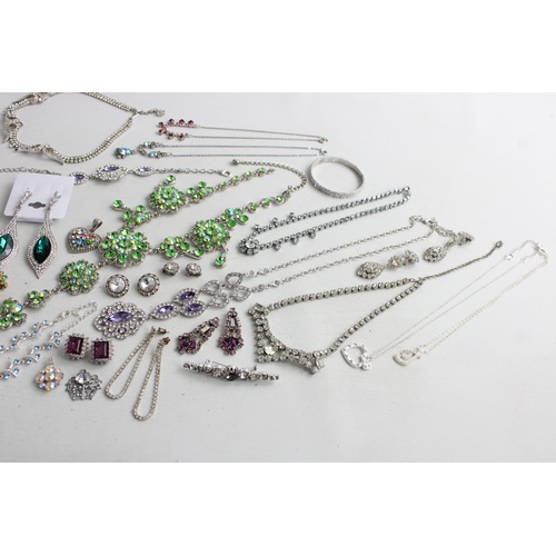 165 - 30 x Vintage & Retro RHINESTONE JEWELLERY inc. Brooch, Bracelets, Necklaces