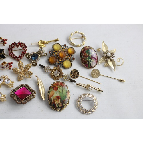 167 - 30 x Vintage & Retro BROOCHES & SCARF CLIPS inc. Gold Tone, Floral, Rhinestone