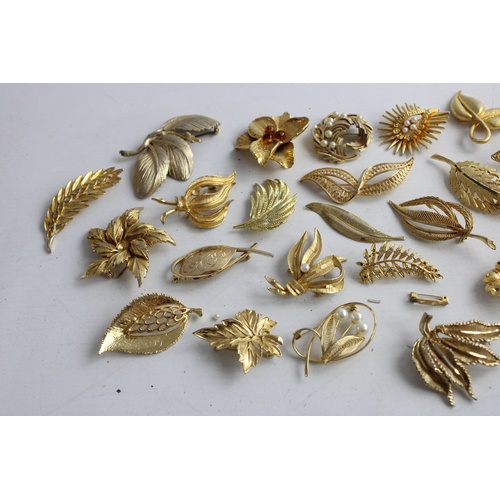 195 - 25 x Vintage & Retro Gold Tone BROOCHES inc. Faux Pearl, Rhinestone, Flowers