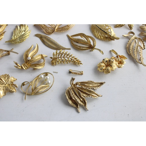 195 - 25 x Vintage & Retro Gold Tone BROOCHES inc. Faux Pearl, Rhinestone, Flowers