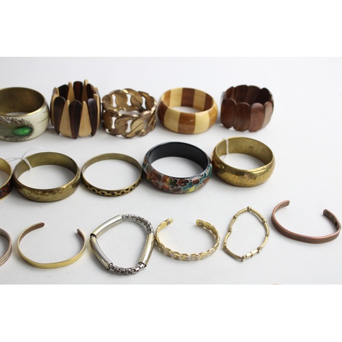 200 - 30 x Vintage & Retro BRACELETS inc. Gold Tone, Statement, 1980's, Wooden