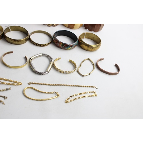 200 - 30 x Vintage & Retro BRACELETS inc. Gold Tone, Statement, 1980's, Wooden