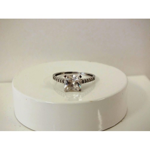 201 - 9ct White Gold CZ Solitaire Ring 1.7g, Size