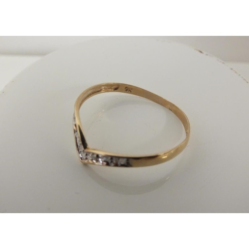 204 - 9ct GOLD WISHBONE RING (ONE STONE MISSING), SIZE O