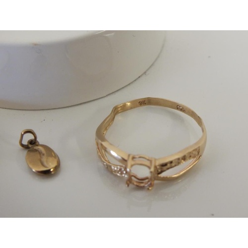 207 - THREE 9ct GOLD RINGS (ONE SPLIT) AND A 9ct GOLD COFFEE BEAN, WEIGHT 5g