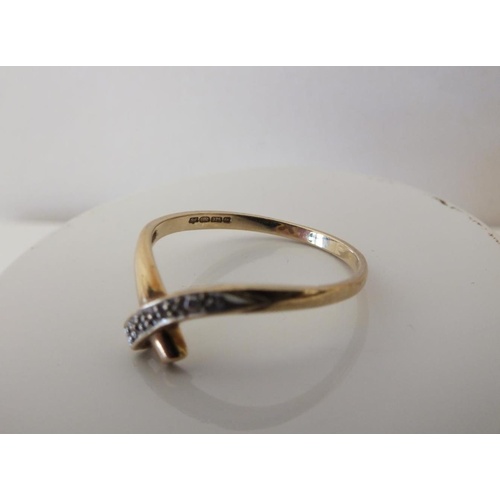 219 - 9ct GOLD WISHBONE RING 1.4g, SIZE P