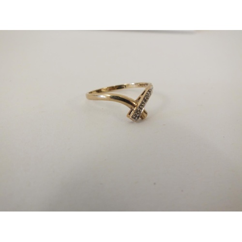 219 - 9ct GOLD WISHBONE RING 1.4g, SIZE P