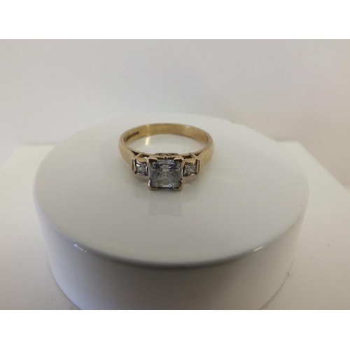 221 - 9ct GOLD SOLITAIRE RING 2.9g, SIZE P